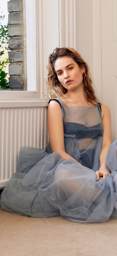 Fond d'écran iPhone Lily James Allure 2018