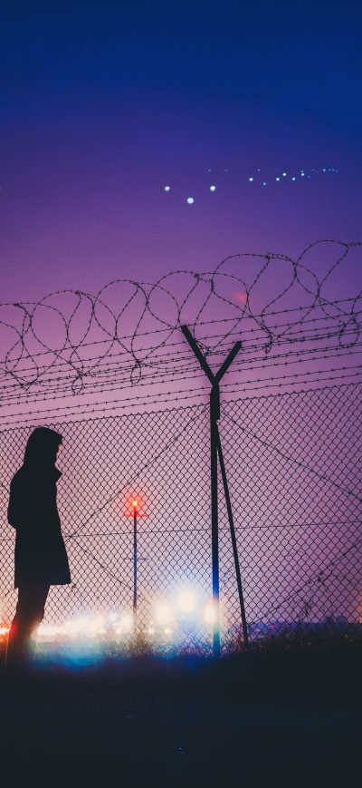 Fond d'écran iPhone Night Lights Person Standing Behind Fence Silhouetee