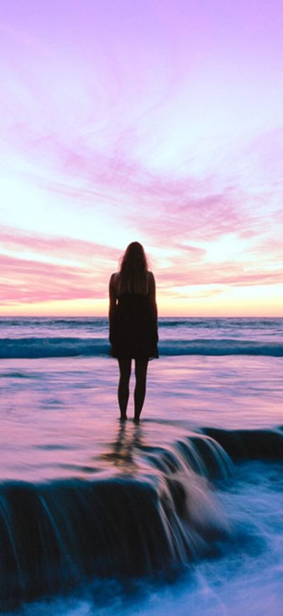 Fond d'écran iPhone Girl Beach Standing Shore