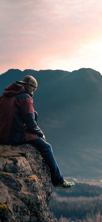 Fond d'écran iPhone Boy Sitting Alone On High Mountain Rock 5k