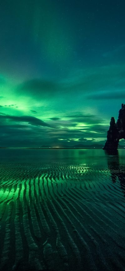 Fond d'écran Aurora Borealis Green Reflection sur iPhone