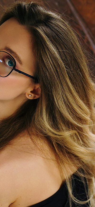 Fond d'écran iPhone Girl In Glasses Looking Back