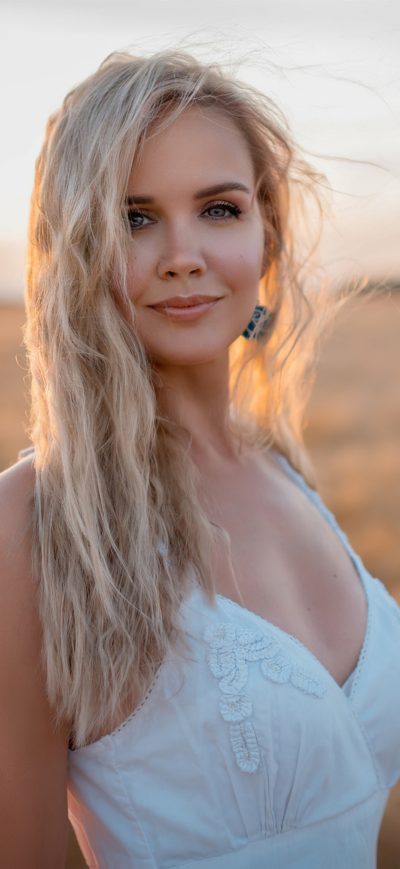 Fond d'écran iPhone White Dress Gray Eyes Hair In Face 4k