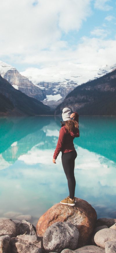 Fond d'écran Girl Standing Over Rock 5k sur iPhone
