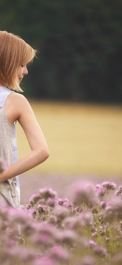 Fond d'écran iPhone Girl With Flowers Standing In Field