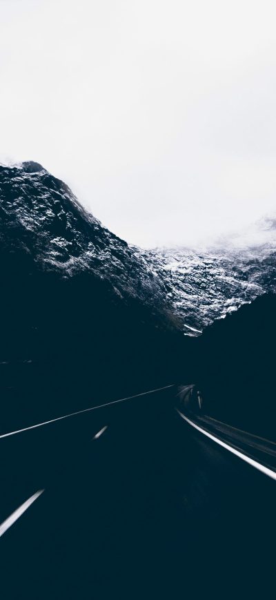 Fond d'écran iPhone Dark Road Covered By Mountains