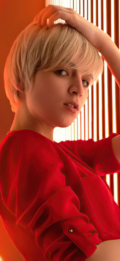 Fond d'écran iPhone Blonde Girl Hands In Short Hair 5k