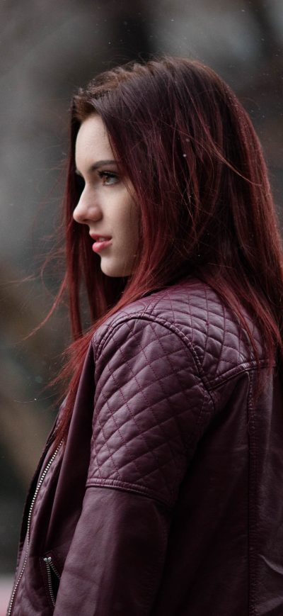 Fond d'écran iPhone Redhead Girl In Leather Jacket Outdoors