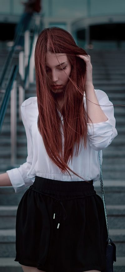 Fond d'écran iPhone Redhead Girl Walking Down Stairs