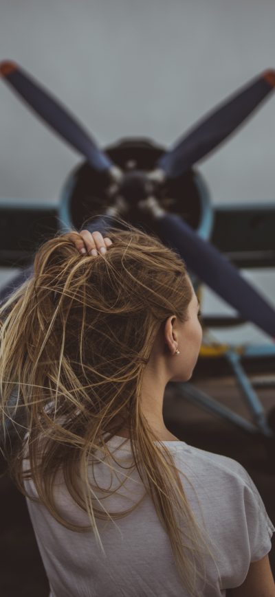 Fond d'écran iPhone Women Hands In Hair Standing In Front Of Plane 5k