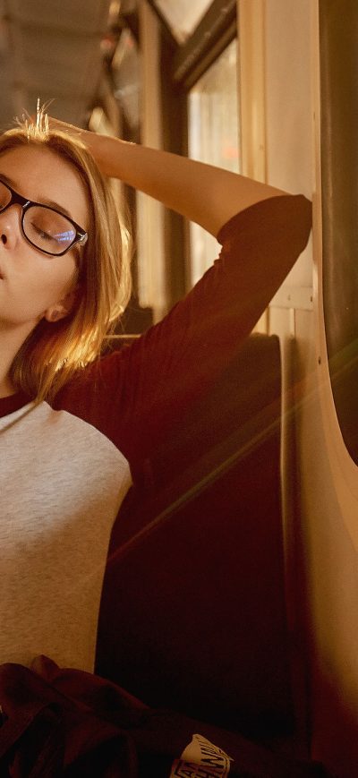 Fond d'écran iPhone Women With Glasses Closed Eyes Sitting In Train