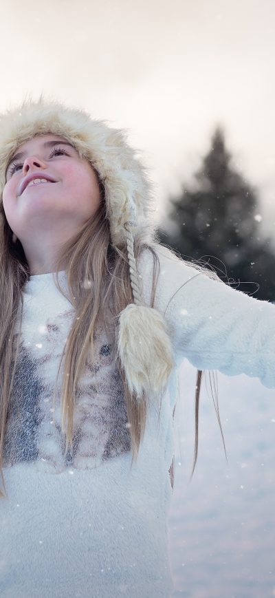 Fond d'écran iPhone Girl Wearing Cap Gloves Snow Playing