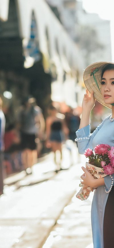 Fond d'écran iPhone Girl Standing With Bouquet Flowers