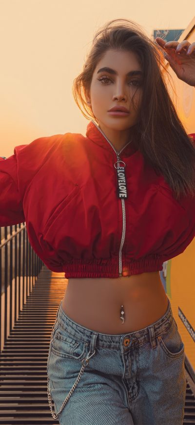 Fond d'écran iPhone Women In Red Zip Up Jacket