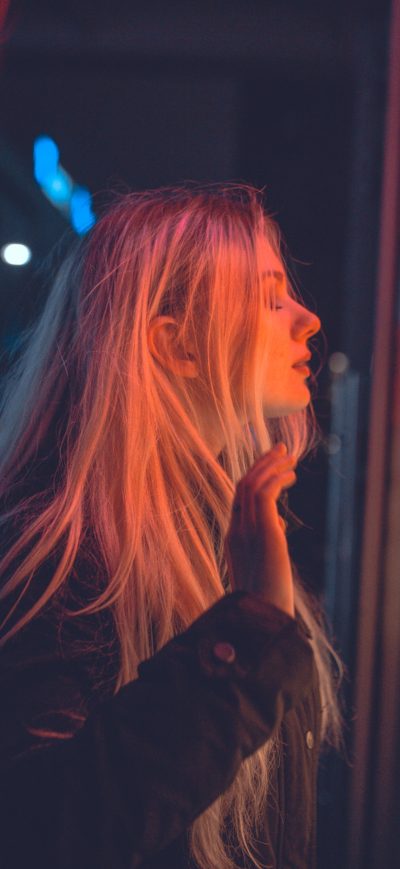 Fond d'écran iPhone Women Reflection Blonde Long Hair Neon 4k