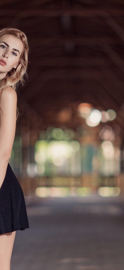 Fond d'écran iPhone Blonde Girl In Black Dress