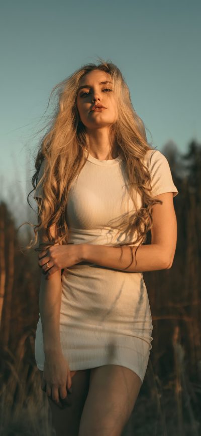 Fond d'écran iPhone Blonde Girl White Dress Sunrays On Face 5k
