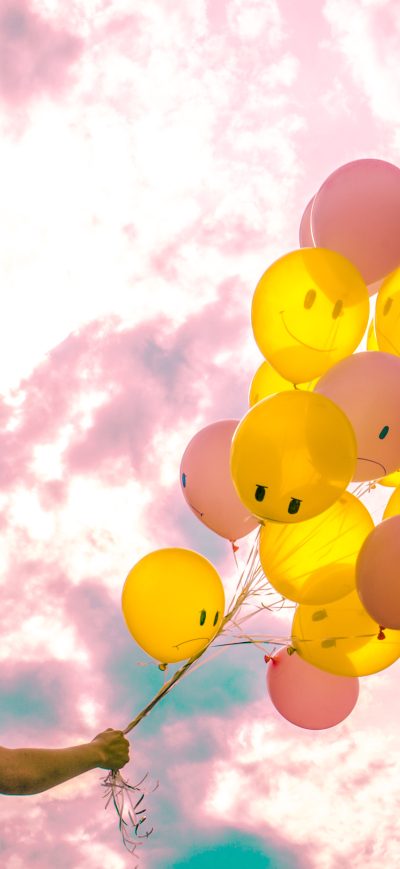 Fond d'écran iPhone Boy With Happy And Sad Balloons