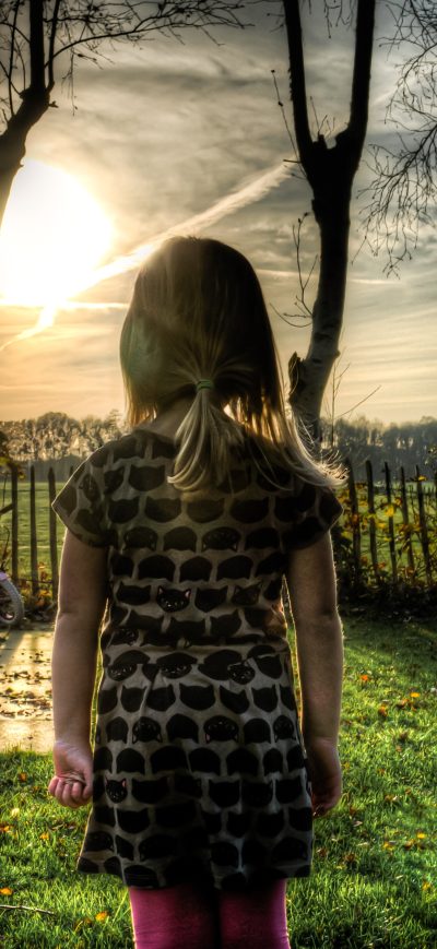 Fond d'écran iPhone Little Girl Standing