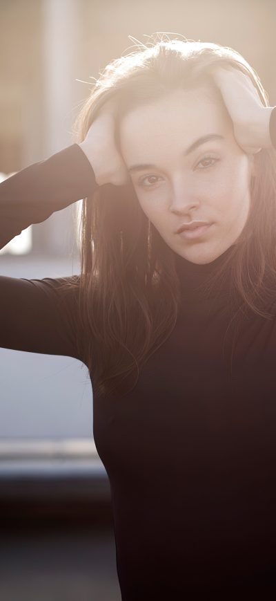 Fond d'écran iPhone Blonde Girl Hands In Hair Sunbeams 4k