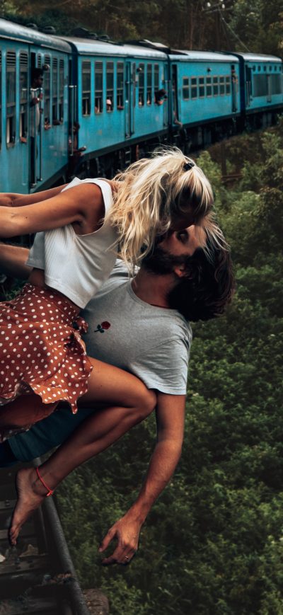 Fond d'écran iPhone Couple Kissing Train 4k