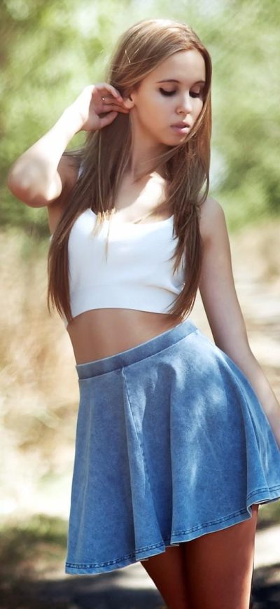 Fond d'écran Brunette Girl Skirt sur iPhone