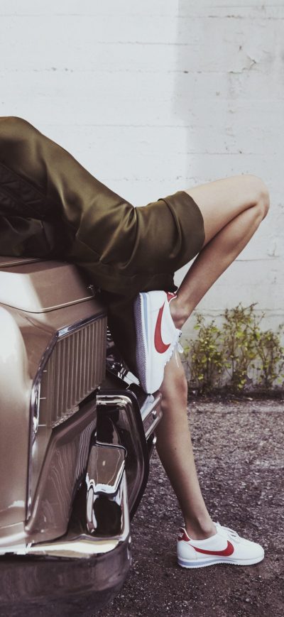 Fond d'écran iPhone Bella Hadid Nike Cortez Campaign 2017 4k