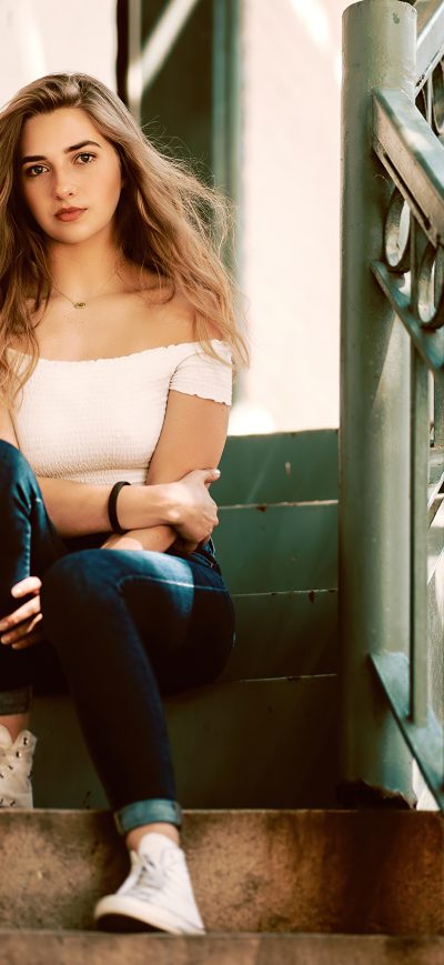 Fond d'écran iPhone Brown Haired Girl Sitting On Stairs 4k