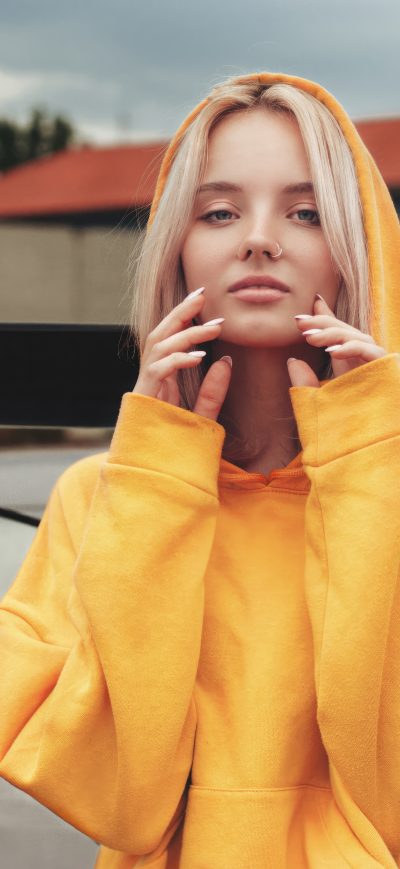 Fond d'écran iPhone Yellow Hoodie Girl With Nose Ring