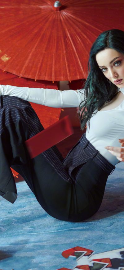 Fond d'écran iPhone Emma Dumont 2019 8k