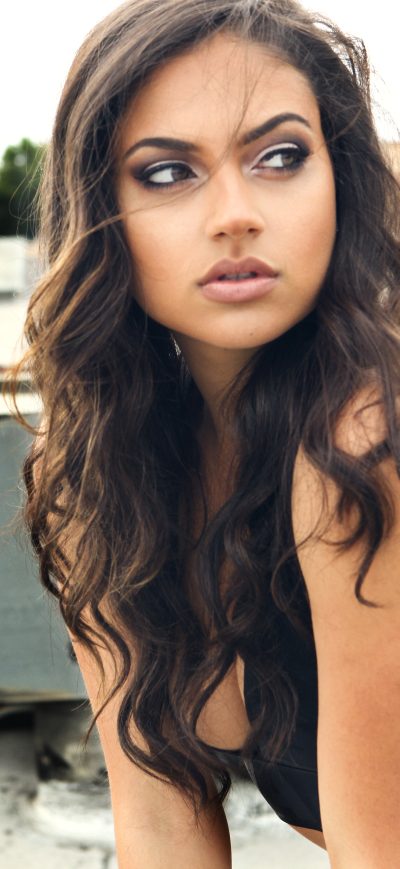 Fond d'écran Inanna Sarkis sur iPhone