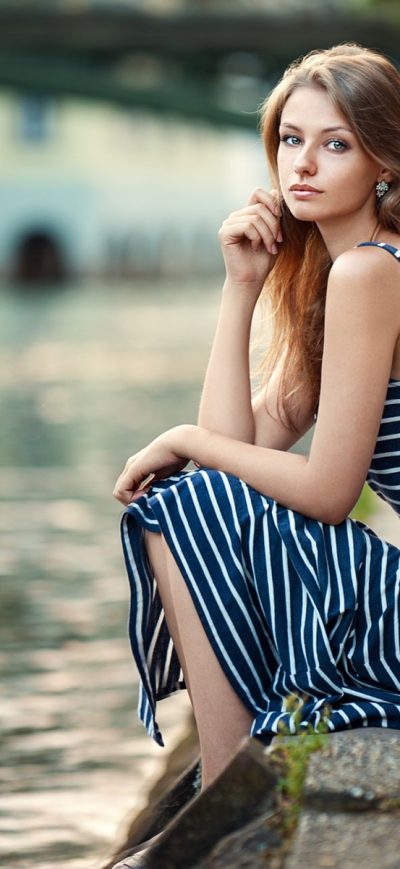 Fond d'écran Girl Sitting sur iPhone