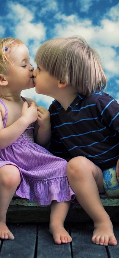 Fond d'écran iPhone Little Boy Little Girl Cute Kiss