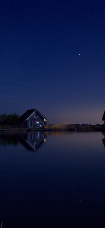 Fond d'écran iPhone Houses At Lake Water Starry Night 5k