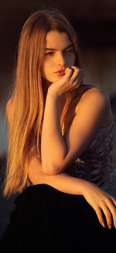 Fond d'écran iPhone Blonde Girl Sitting Sunrays On Face 4k
