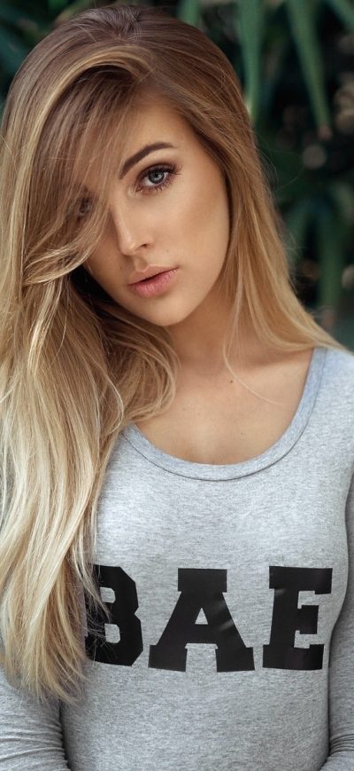 Fond d'écran Girl With Bae Shirt sur iPhone