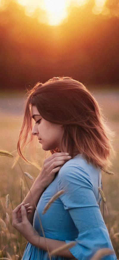 Fond d'écran iPhone Girl Standing In Corn Field Sunset Evening 4k