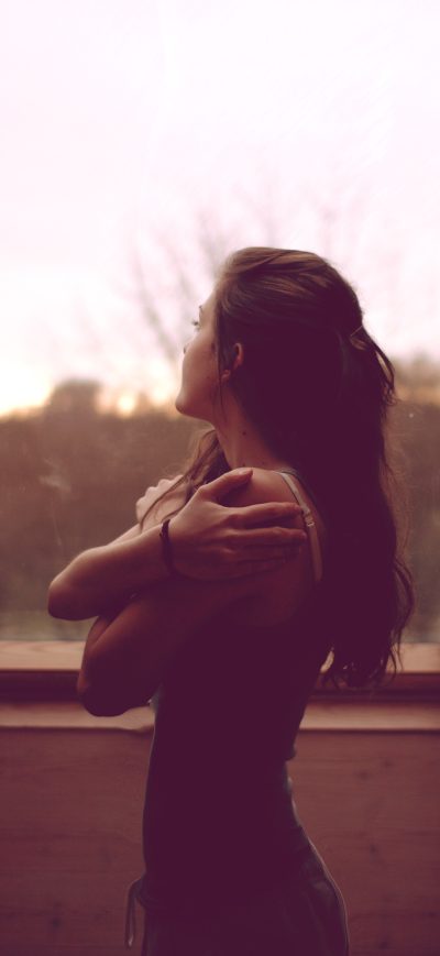 Fond d'écran iPhone Girl Looking Out Through Window 5k