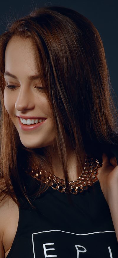 Fond d'écran iPhone Anna Model Brown Hair Glance Smiling 4k