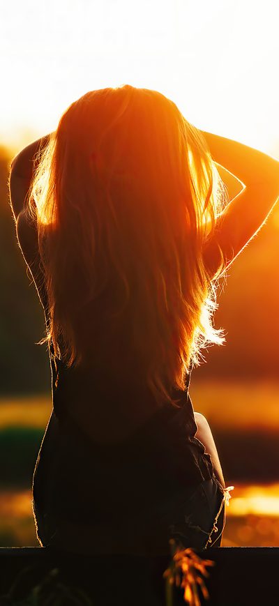 Fond d'écran iPhone Girl Sitting Looking At Sunset Silhouette 4k