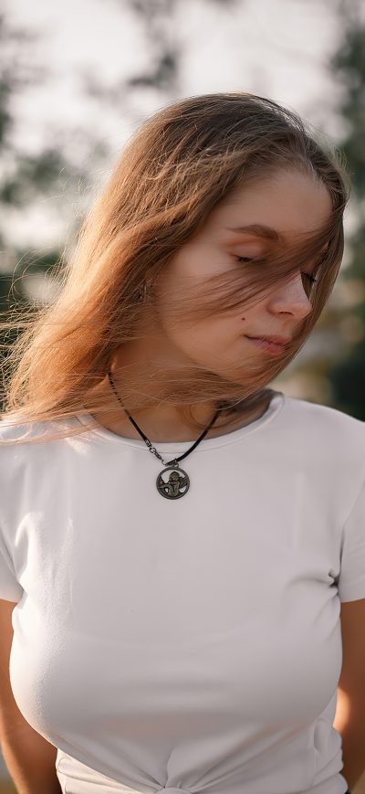 Fond d'écran iPhone Closed Eyes Girl Hair In Face 4k