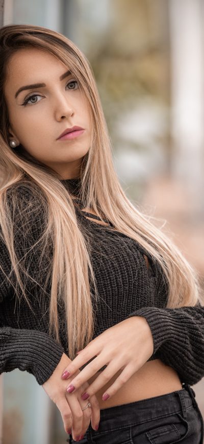 Fond d'écran iPhone Girl Sweater Pose Hands 4k