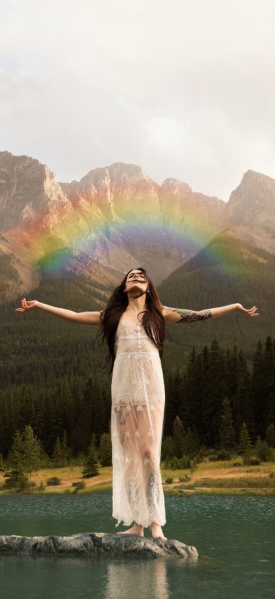 Fond d'écran iPhone Girl Rainbow Into The Nature 4k