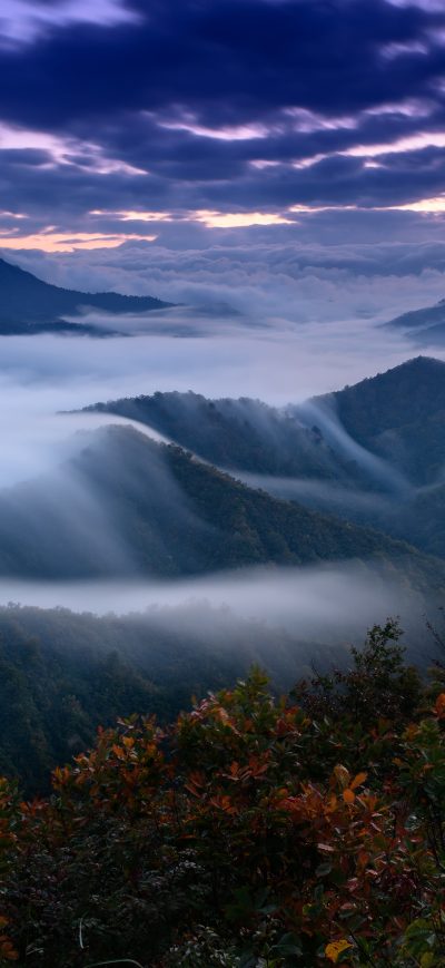 Fond d'écran iPhone Foggy Clouds Covering Mountains 4k