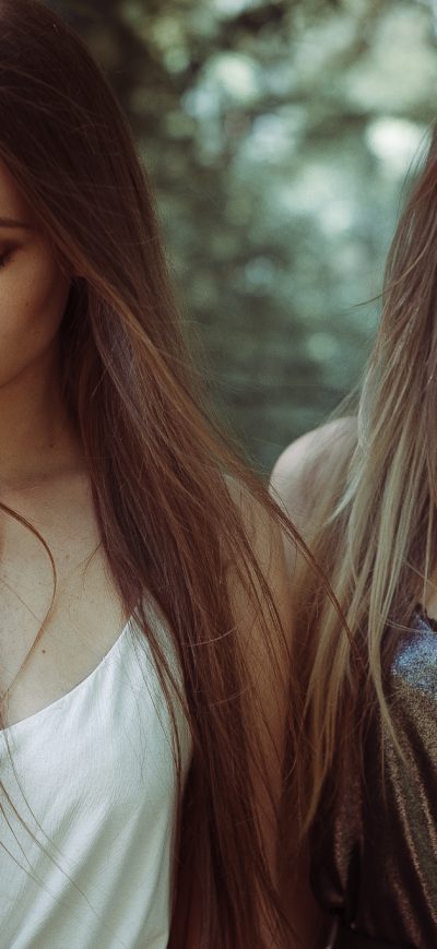Fond d'écran iPhone Long Hairs Girls Two Women Outdoors