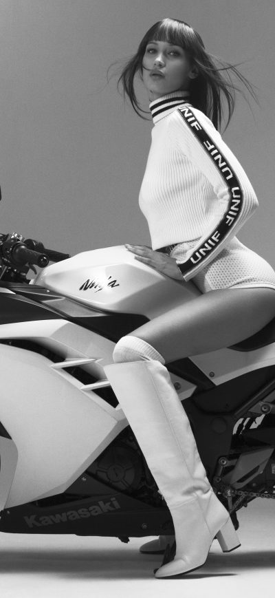 Fond d'écran iPhone Bella Hadid Kawasaki Ninja Photoshoot Monochrome