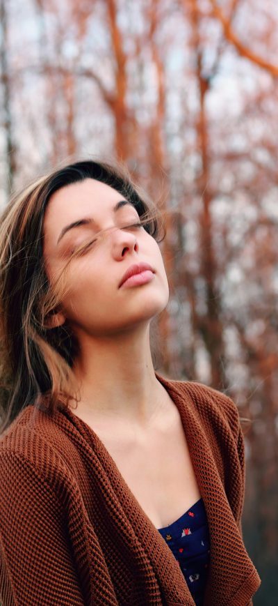 Fond d'écran iPhone Girl Closed Eyes Hairs On Face 4k