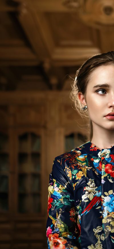 Fond d'écran iPhone Colorful Shirt Girl Looking Away 4k