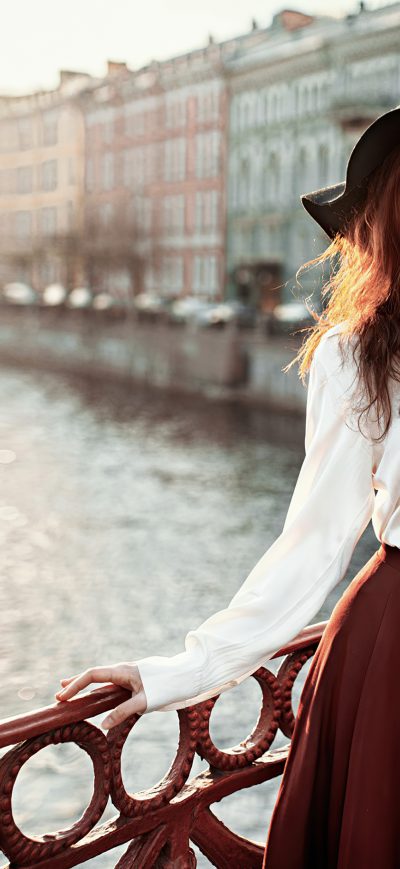 Fond d'écran iPhone Women With Hats Long Skirt 4k