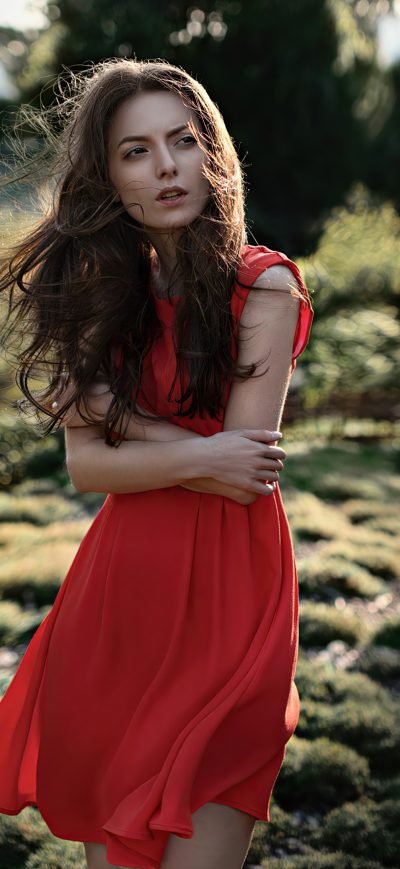 Fond d'écran iPhone Red Dress Arms Crossed 4k